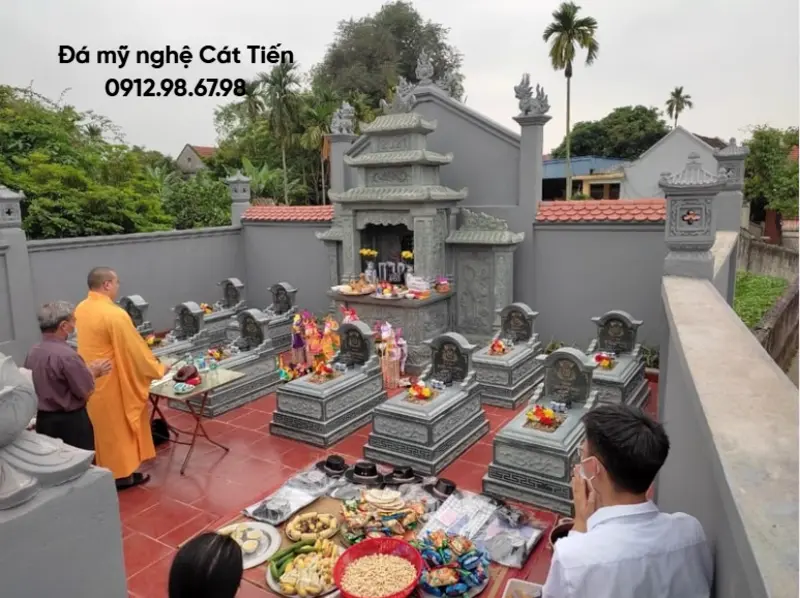 Đá mỹ nghệ Cát Tiến cung cấp mẫu lăng mộ đá nguyên khối, được chạm khắc hoa văn rồng phượng tinh xảo trên bề mặt