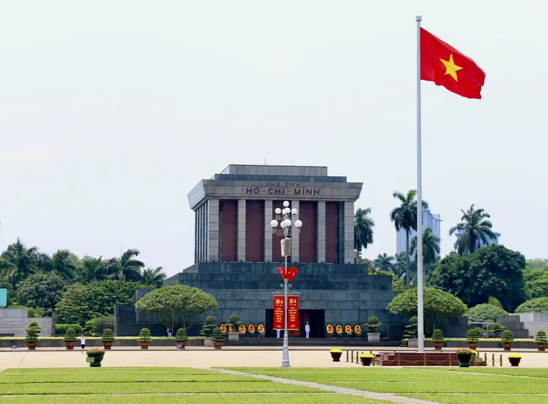 Công trình lăng mộ Hồ Chủ tịch bằng đá granite xám vững chãi, giản dị mà trang nghiêm