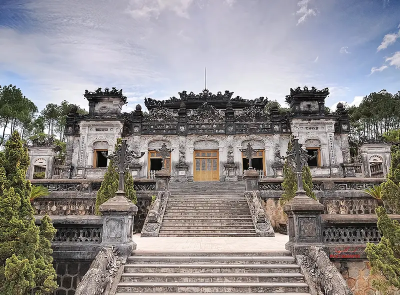 Lăng Khải Định nổi bật với kiến trúc pha trộn Á – Âu, tinh xảo và độc đáo bậc nhất trong hệ thống lăng tẩm Huế