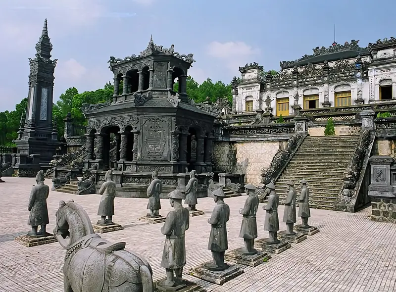 Lăng Khải Định là công trình kiến trúc đỉnh cao, tinh xảo với tượng hình nhân được thiết kế chuẩn đến từng cm
