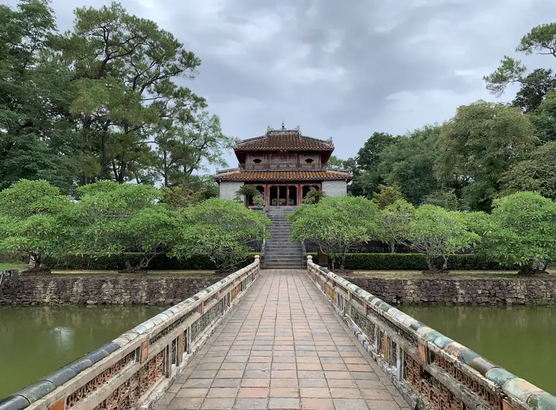 Lăng Minh Mạng mang vẻ đẹp cân đối, hài hòa giữa kiến trúc và quang cảnh thiên nhiên