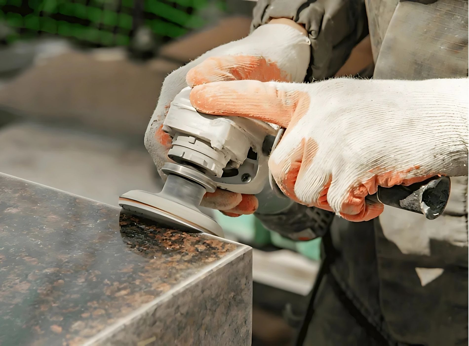 Mộ đá Granite cần được đánh bóng kỹ lưỡng trước khi bàn giao cho gia chủ 