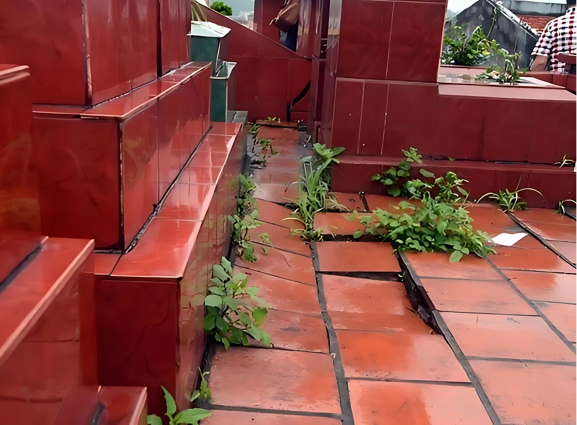 Nền móng không vững chắc khiến mộ dễ bị sụt lún, ảnh hưởng đến tính trang nghiêm của công trình