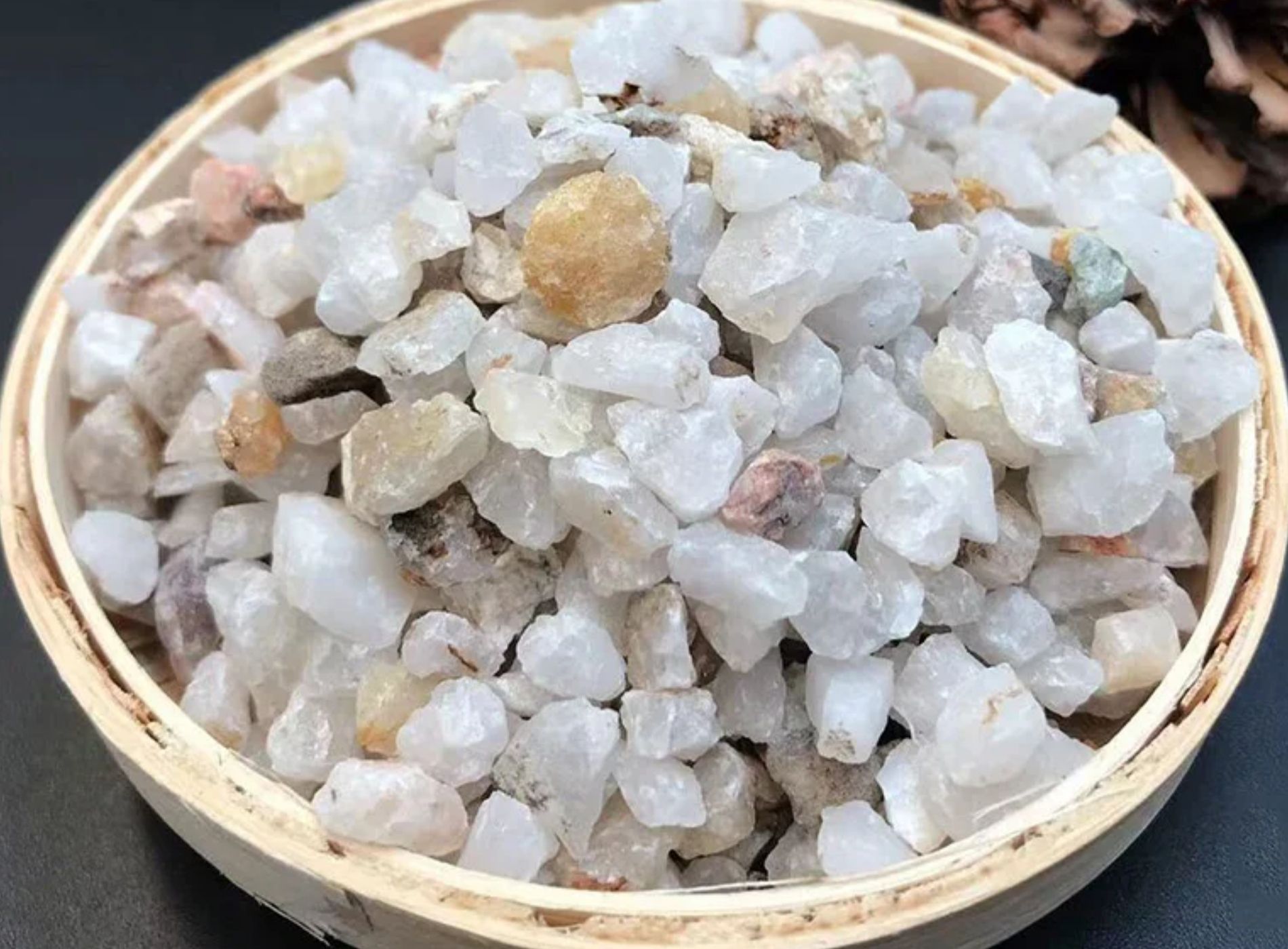 Rải đá thạch anh xuống mộ mang niềm tin về tâm linh “người đã khuất” nhận được trường năng lượng tốt 