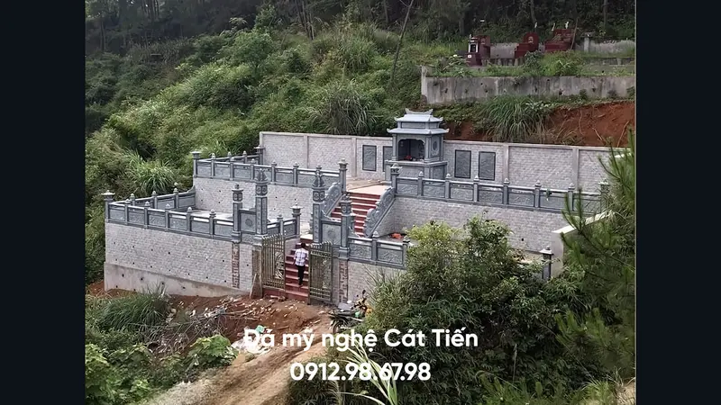 Khảo sát hướng và vị trí của khu lăng mộ đá là bước vô cùng quan trọng giúp đảm bảo gia đình không mắc phải sai lầm về phong thủy, tâm linh