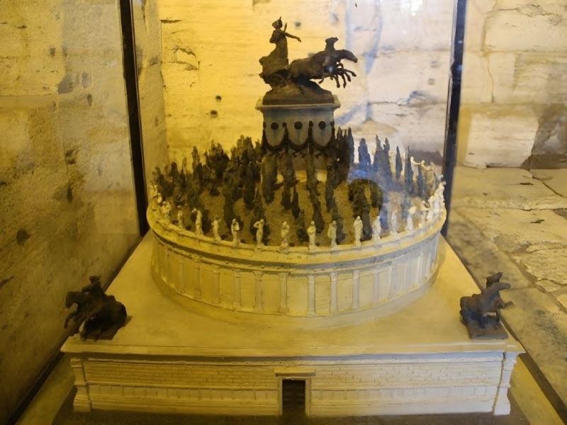 Trên đỉnh và ở bốn góc lăng mộ đặt những bức tượng chiến mã dát vàng