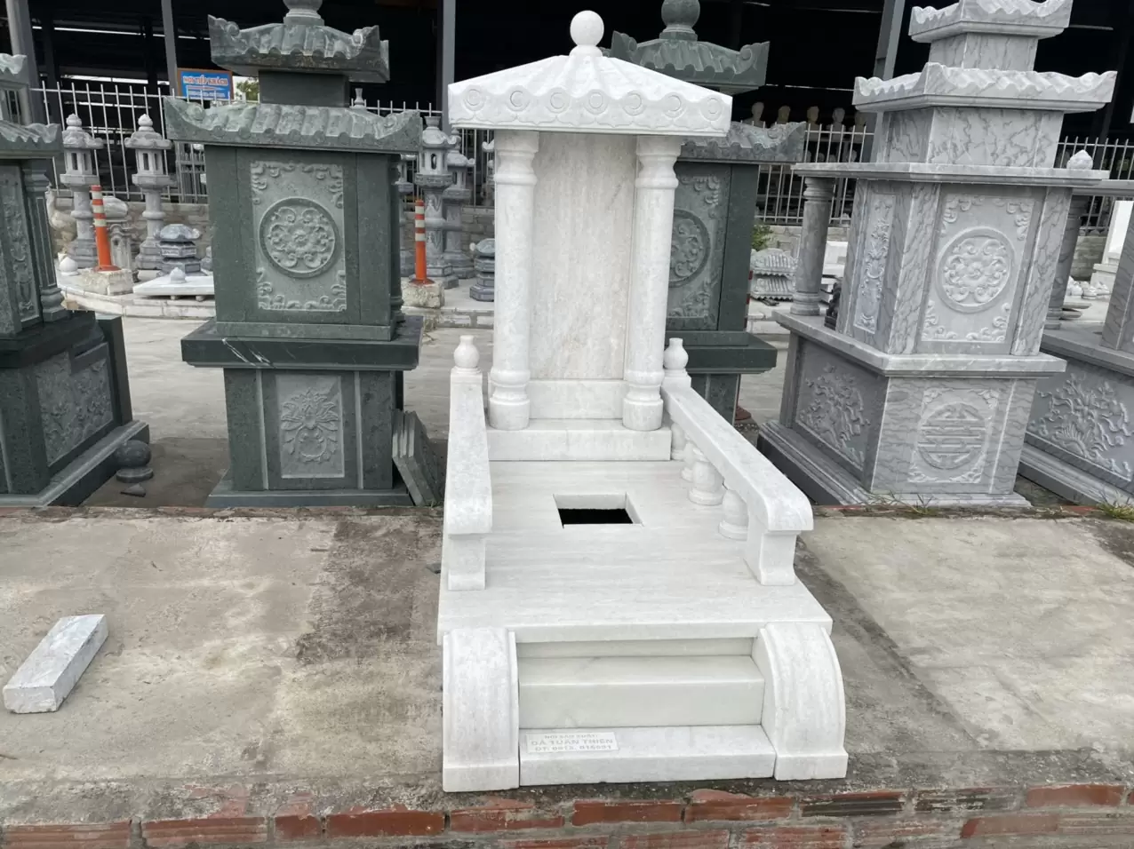 Các đường nét chạm khắc sắc sảo, hiện đại, phù hợp với gia chủ yêu thích sự tối giản nhưng vẫn sang trọng