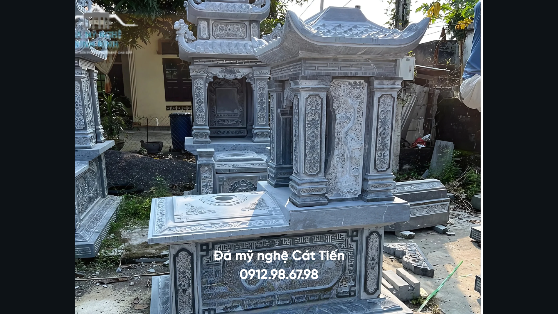 Chất liệu đá xanh đen nguyên khối vững chãi, chống chịu tốt với mọi tác động của thời tiết