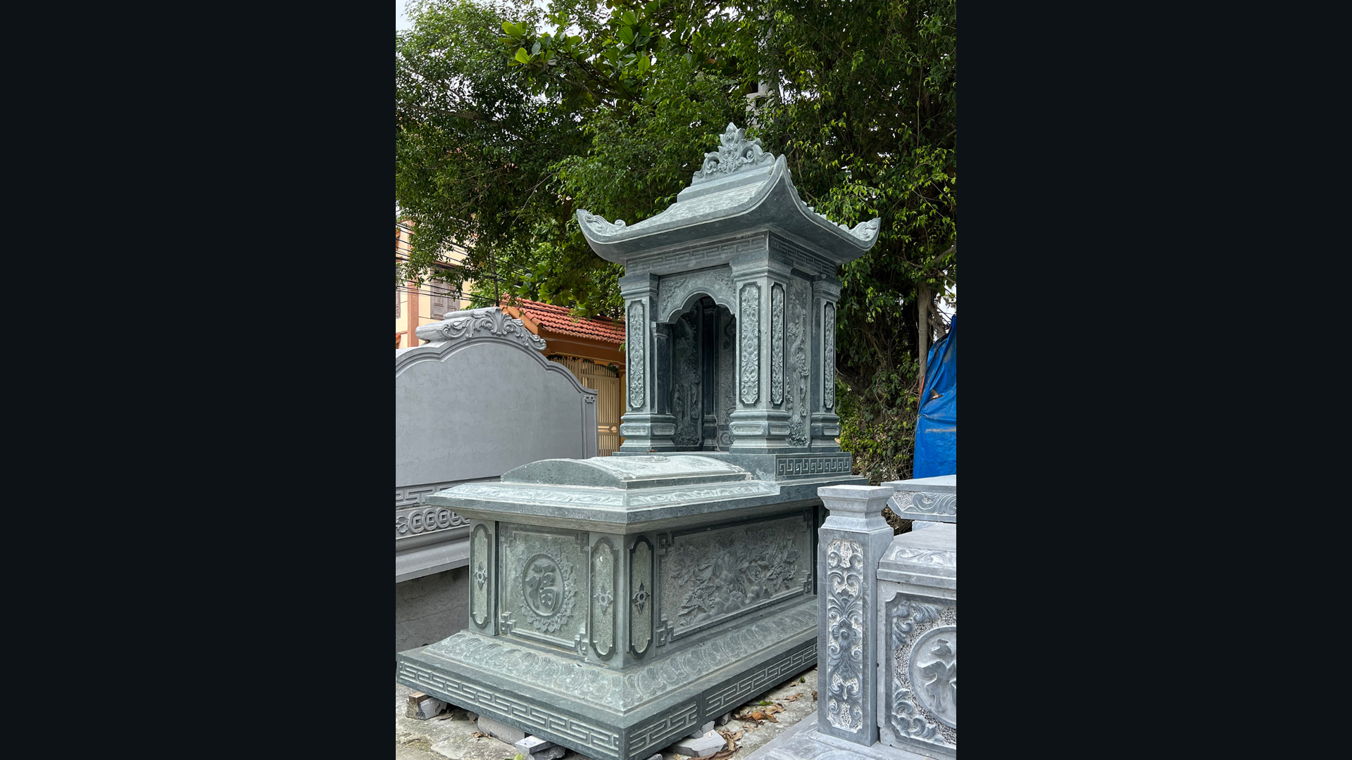 Chất liệu đá xanh rêu bền chắc theo thời gian nên thích hợp đặt ngoài trời