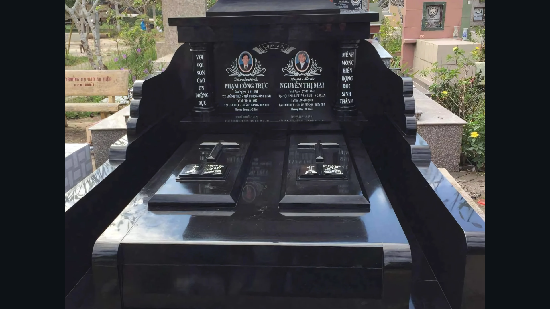 Chất liệu granite đen nguyên khối giúp bề mặt mộ sáng bóng, ít thấm nước và chống bám rêu hiệu quả