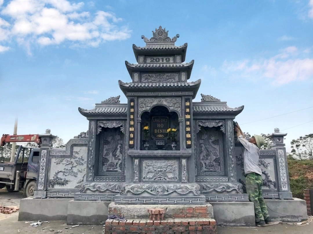 Nghệ nhân đá đang thi công công trình lăng mộ đá xanh đen CT52 thi công tại Hải Dương năm 2019