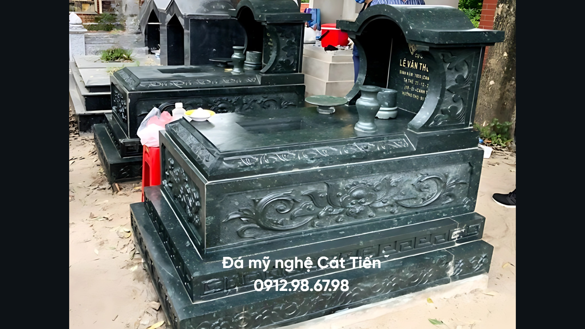 Đá mỹ nghệ Cát Tiến cung cấp mẫu lăng mộ đá một mái xanh rêu mang vẻ đẹp trầm mặc và cổ kính