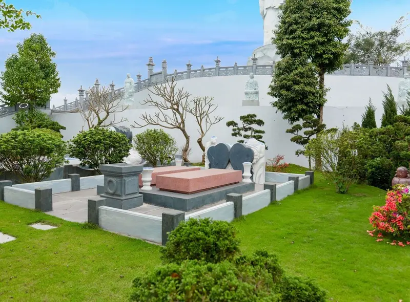 Cấu tạo khuôn viên lăng mộ đẹp là sự kết hợp hài hòa giữa các hạng mục chính và tiểu cảnh, tạo không gian trang nghiêm và hợp phong thủy