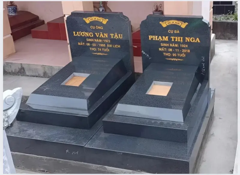 Mộ đá đôi không mái có thiết kế tối giản, không có phần mái che phía trên, tạo cảm giác thông thoáng và gọn gàng
