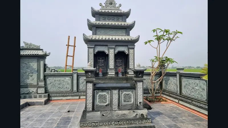 Mẫu mộ ba mái là loại có kết cấu uy nghi nhất trong các dòng mộ đôi, với ba tầng mái chạm khắc tinh xảo