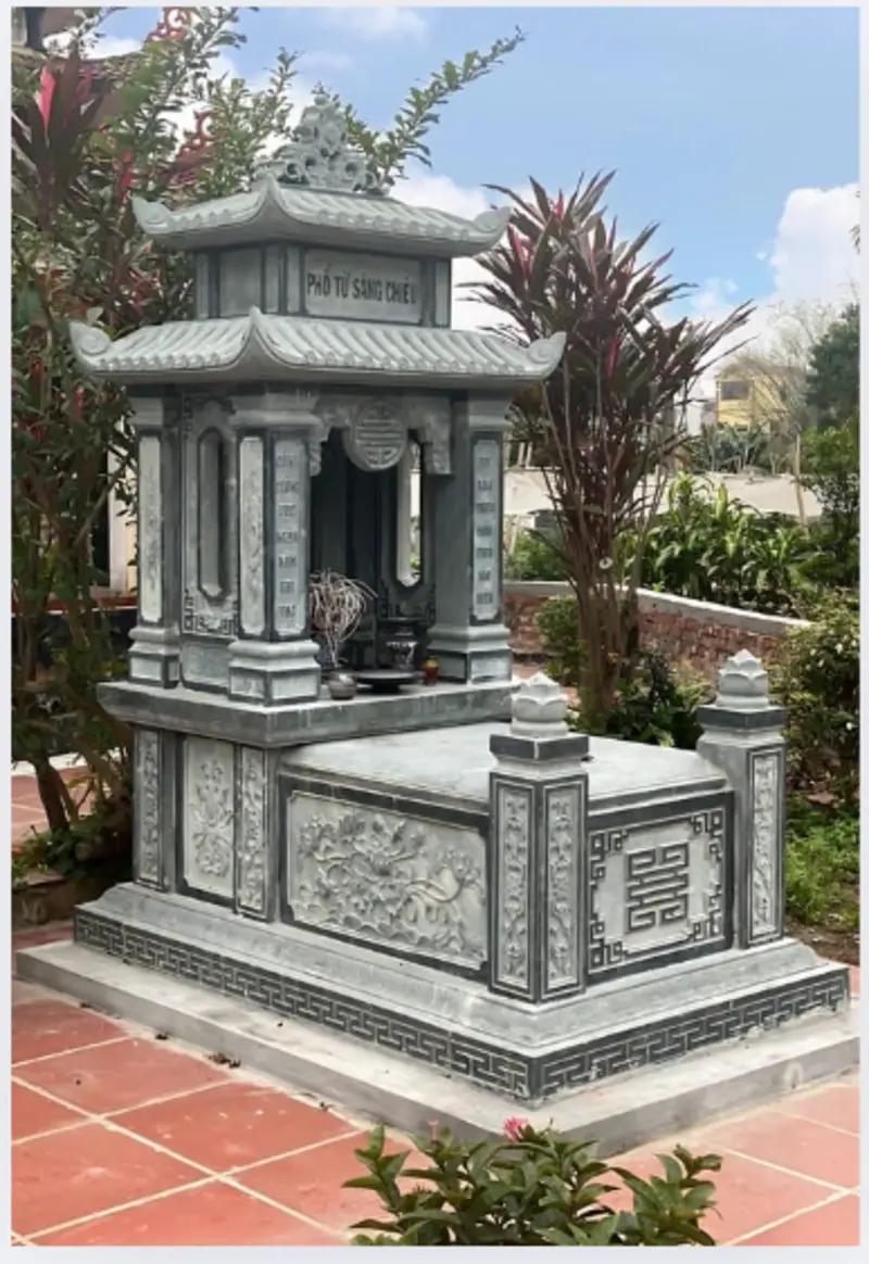 Mộ đá đơn 2 mái có kết cấu gồm hai tầng mái xếp chồng, tạo vẻ bề thế, cân đối và giúp công trình nổi bật giữa khuôn viên