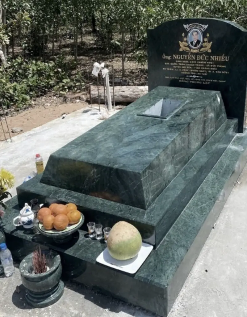 Mộ đá Granite không mái với kiểu dáng tối giản, nhỏ gọn, phù hợp khu lăng mộ diện tích hạn chế