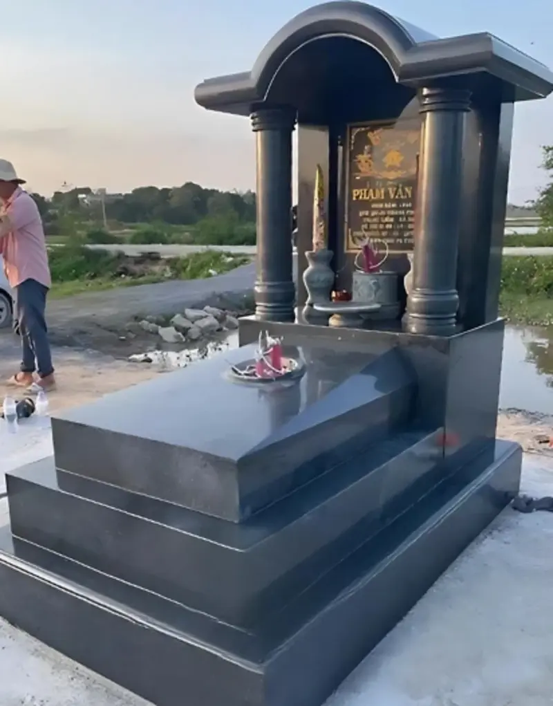 Mộ đá Granite có mái mang vẻ uy nghi, bảo vệ bài vị khỏi nắng mưa phù hợp khí hậu miền Trung và miền Nam