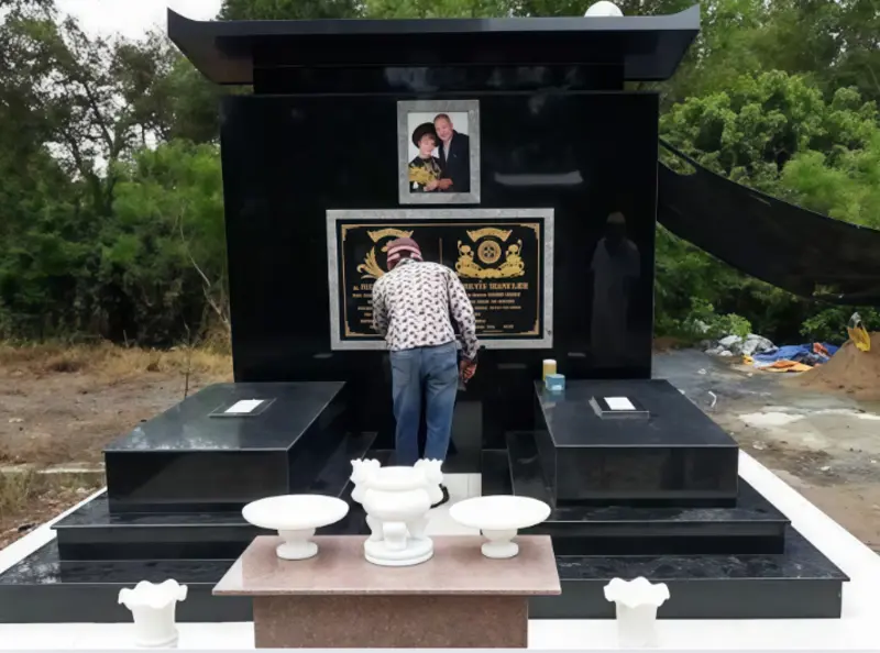 Mộ đôi đá Granite có mái với thiết kế bề thế, sang trọng, thể hiện trọn vẹn lòng tôn kính của con cháu