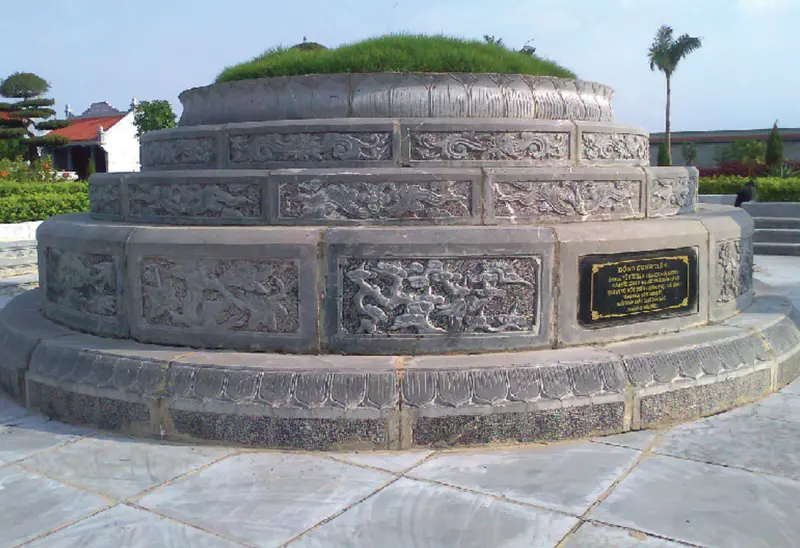 Mộ đá tròn 5 tầng nổi bật với vẻ đẹp uy nghi, bề thế