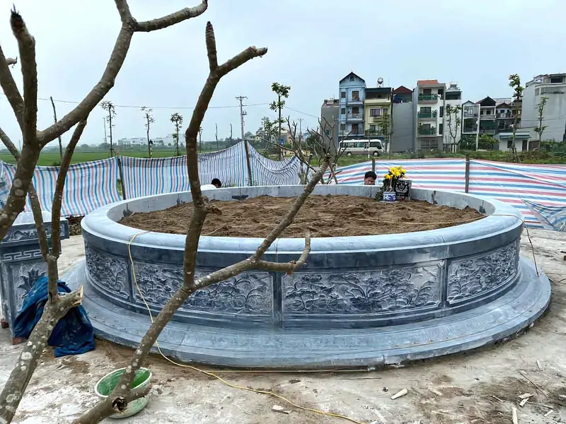 Mộ đá tròn địa táng chứa quan tài nên có kích thước tương đối đồ sộ