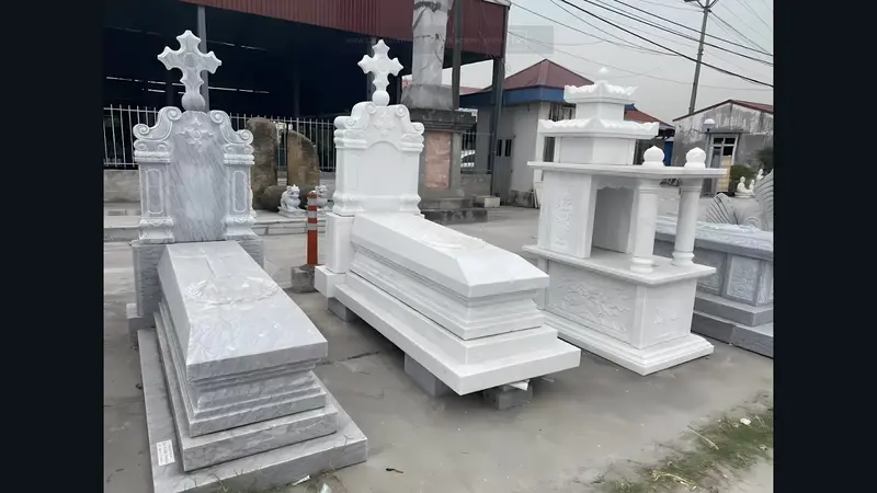 Mẫu lăng mộ Công giáo đá trắng với cây Thánh giá trên đỉnh tượng trưng cho sự che chở, bảo vệ của Chúa