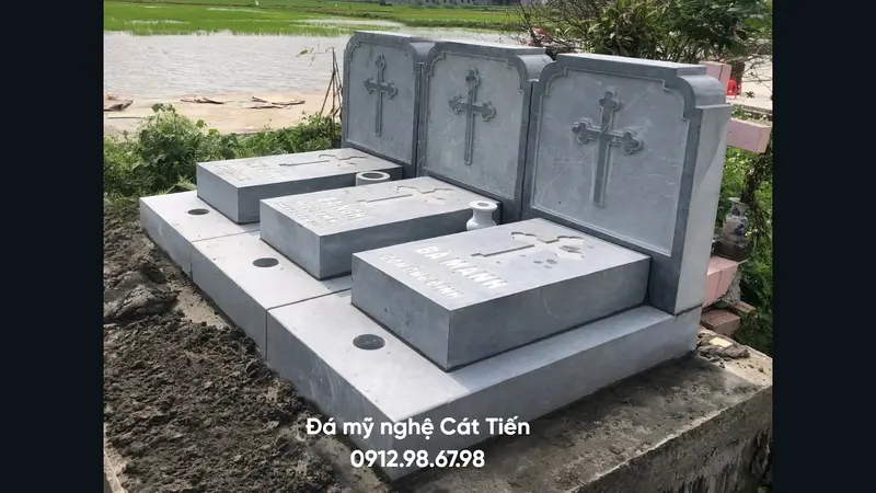 Đá mỹ nghệ Cát Tiến cung cấp mẫu lăng mộ Công giáo họa tiết cây thánh giá chuẩn phong thủy
