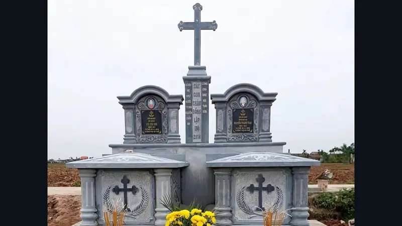 Lăng mộ đá Công giáo hoa văn lá nguyệt quế tượng trưng cho sự sống vĩnh cửu