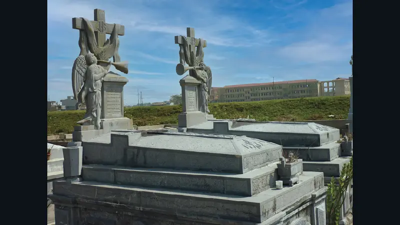 Lăng mộ đá Công giáo họa tiết Thiên thần tượng trưng sự dẫn lối, soi đường và chỉ dẫn của Chúa cho các linh hồn