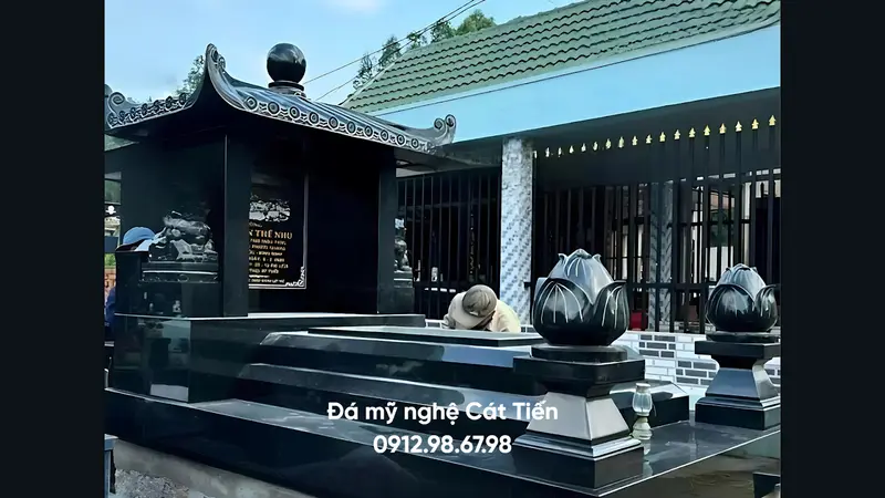 Mẫu lăng mộ đá hoa cương một mái được chế tác tỉ mẩn, công phu