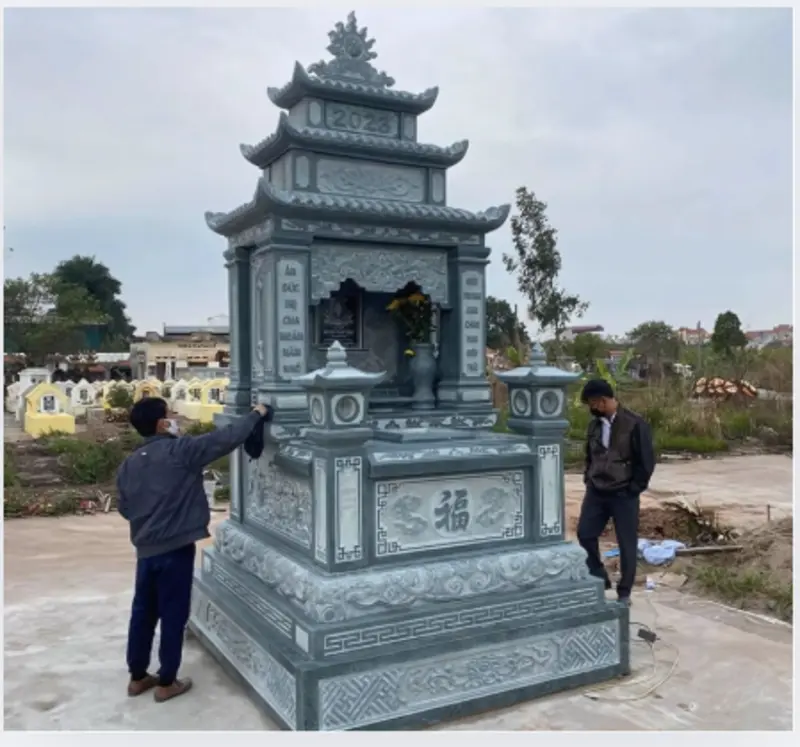 Ba tầng mái xếp chồng nhau làm tăng thêm vẻ bề thế, uy nghi cho lăng mộ đá đơn