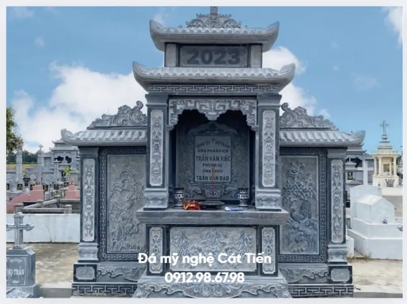 Mẫu lăng mộ đá đơn Công giáo với 2 tầng mái uyển chuyển nhưng vẫn tuân theo các quy định của Công giáo