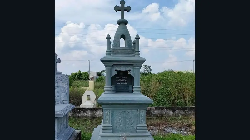 Mẫu lăng mộ Công giáo 1 mái được chạm khắc đơn giản nhưng vẫn toát lên vẻ uy nghi, trang trọng