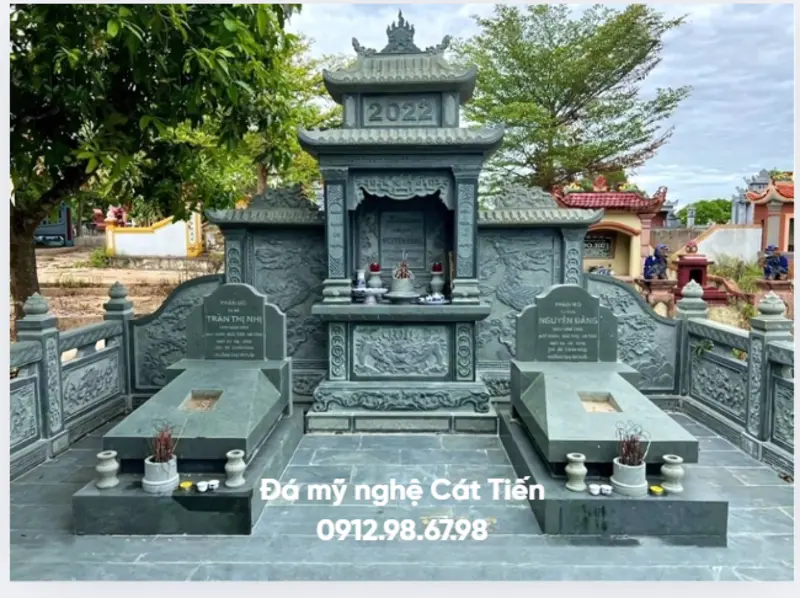 Mẫu lăng mộ đá đơn xanh rêu được chế tác công phu với họa tiết cầu kỳ, toát lên vẻ cổ kính