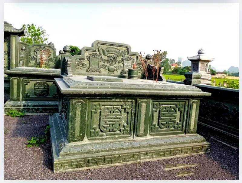 Mẫu lăng mộ đá xanh rêu được chạm khắc hoa văn sắc nét