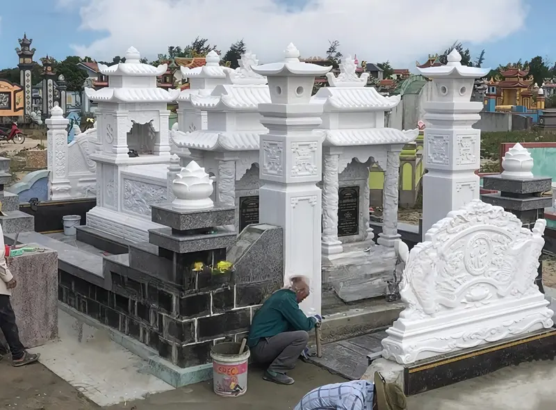 Khu lăng mộ đá trắng được chạm khắc hoa văn tinh xảo, tạo nên vẻ đẹp trang nhã