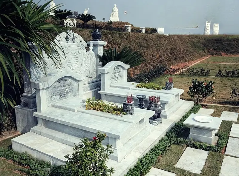 Khu lăng mộ đá trắng có vẻ đẹp sang trọng, kiên cố, giúp bảo bọc và che chở linh hồn người đã khuất và mang lại phúc khí cho con cháu 