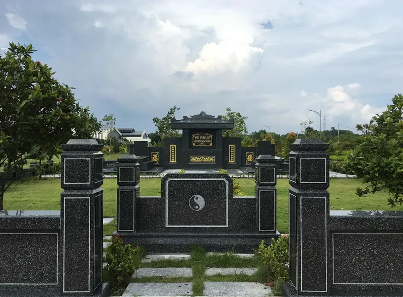 Khu lăng mộ dòng họ được làm bằng đá Granite đen, nổi bật với vẻ đẹp sang trọng, hiện đại