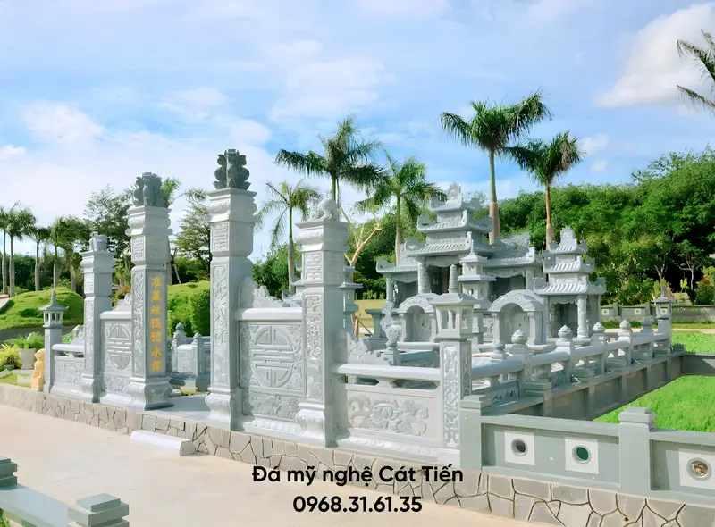 Khu lăng mộ đá dòng họ đồ sộ, hòa hợp với cảnh quang thiên nhiên xung quanh