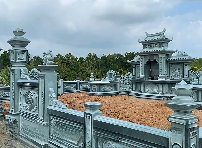 Mẫu lăng mộ đá nguyên khối tự nhiên màu xanh rêu của dòng họ Nguyễn Quang