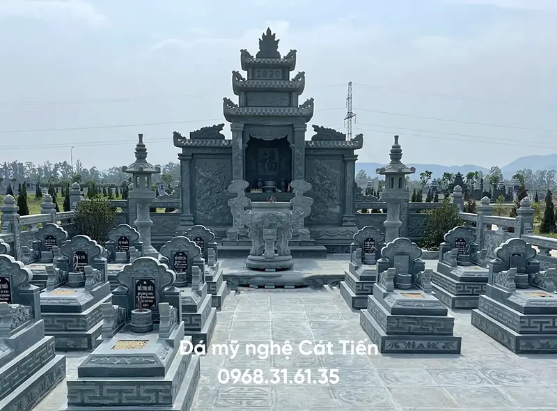 Khu lăng mộ dòng họ xanh đen được sắp xếp hài hòa, cân đối, mang đến giá trị phong thủy tốt lành