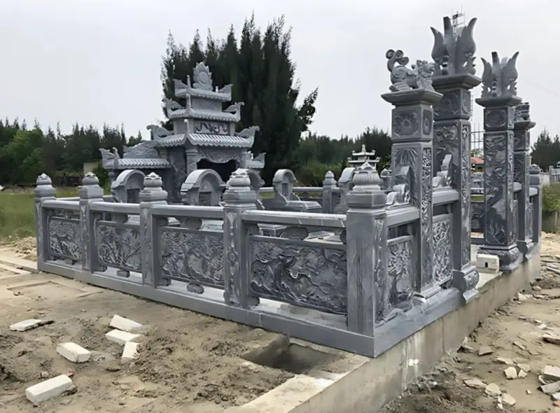 Khu lăng mộ gia tộc được làm từ đá nguyên khối tự nhiên màu xanh đen, đảm bảo vẻ đẹp sang trọng theo thời gian