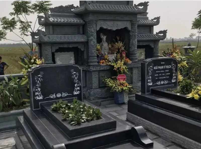 Công trình đá hoa cương (granite) kết hợp đá xanh, được thi công theo phong cách truyền thống kết hợp hiện đại, tạo nên vẻ trang nghiêm và sang trọng