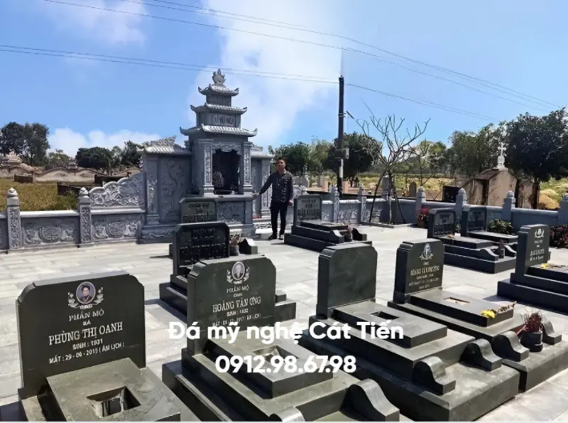 Đá mỹ nghệ Cát Tiến thi công trọn gói khu lăng mộ đá hoa cương kết hợp đá xanh có bố cục cân đối, thiết kế đảm bảo phong thủy