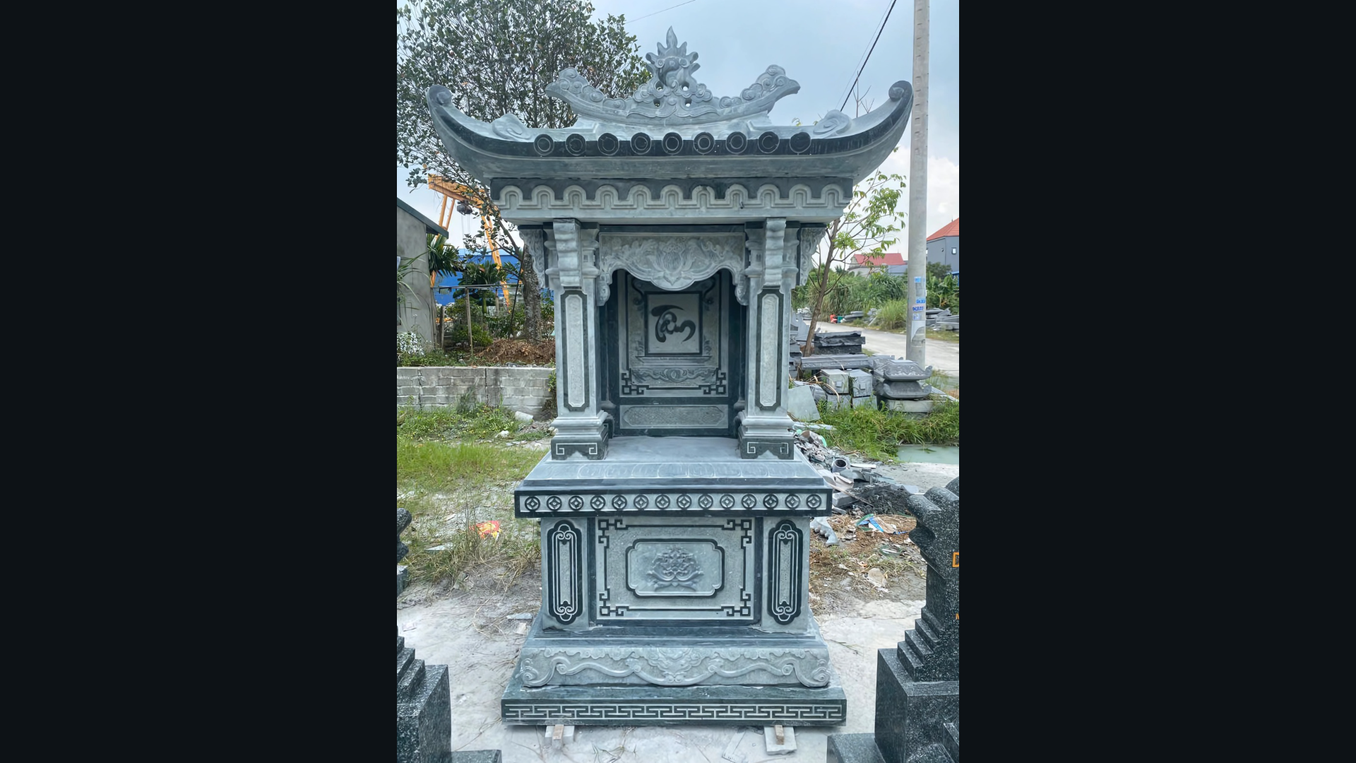 Lăng mộ đá một mái phù hợp với những khu mộ có diện tích khiêm tốn, cần sự gọn gàng, trang nghiêm