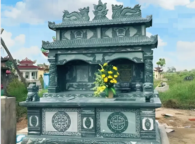 Chất đá xanh rêu nổi bật với màu sắc trang nhã, đường nét chạm khắc sắc sảo và kết cấu bền vững