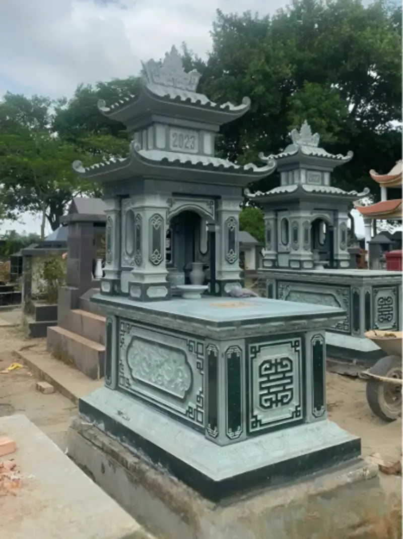 Mẫu lăng mộ đá xanh rêu hai mái, thiết kế bề thế và tinh xảo theo lối kiến trúc truyền thống