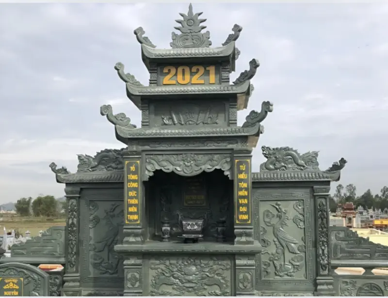Mẫu lăng mộ ba mái phong cách truyền thống, nổi bật với thiết kế đồ sộ, đường nét chạm khắc tinh xảo và bố cục cân đối