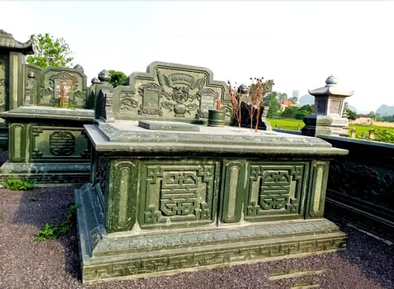 Mẫu lăng mộ đá xanh rêu không mái truyền thống với họa tiết rõ nét, dễ thi công và tiết kiệm chi phí