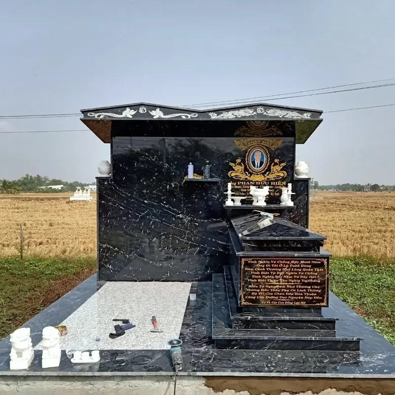 Lăng mộ ốp đá granite Đen Kim Sa, trên bề mặt chứa vân loang tự nhiên đều và đẹp 
